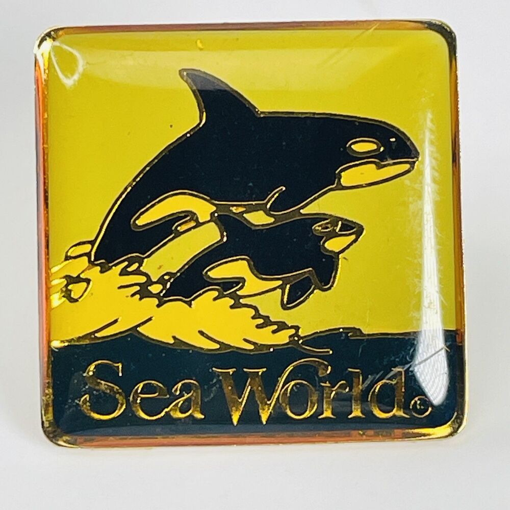 Sea World Orca Killer Whale Pinback Souvenir Travel Collectible Pin